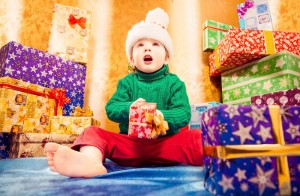 Ilusión de los niños con los regalos.