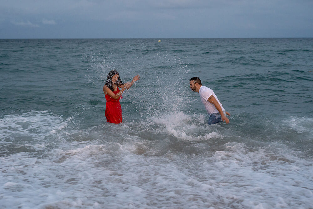 Sesión fotográfica en pareja en el agua
