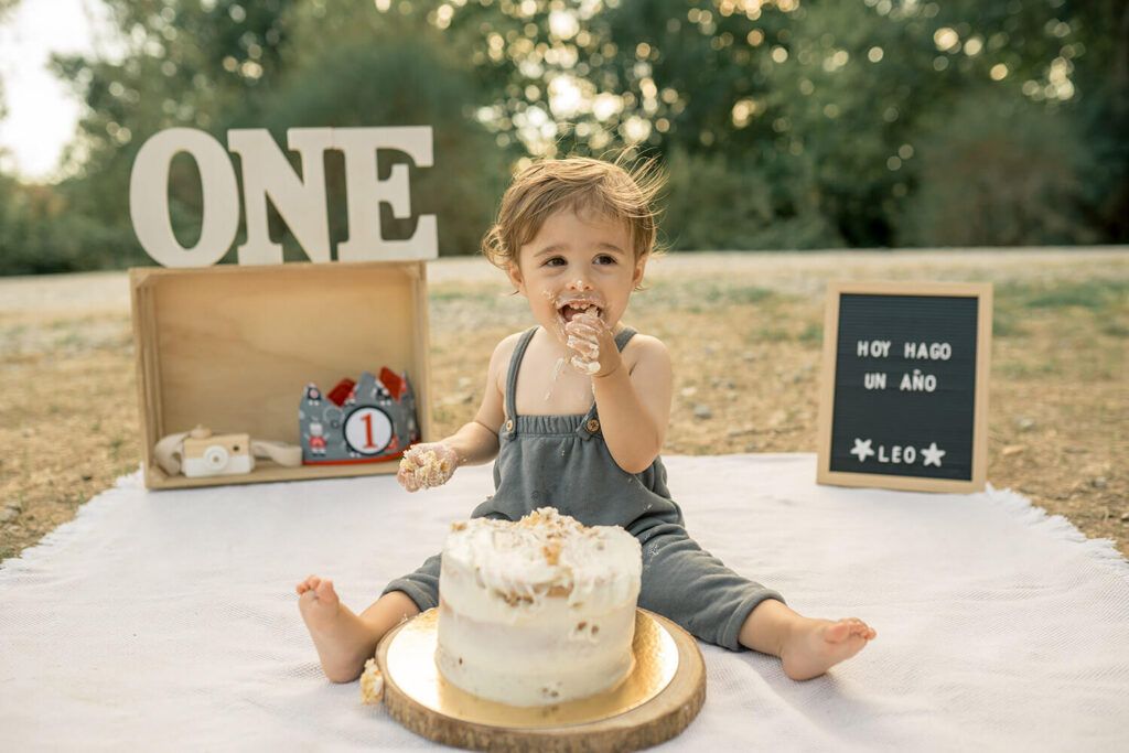 Bebé con su tarta en una sesión smash cake
