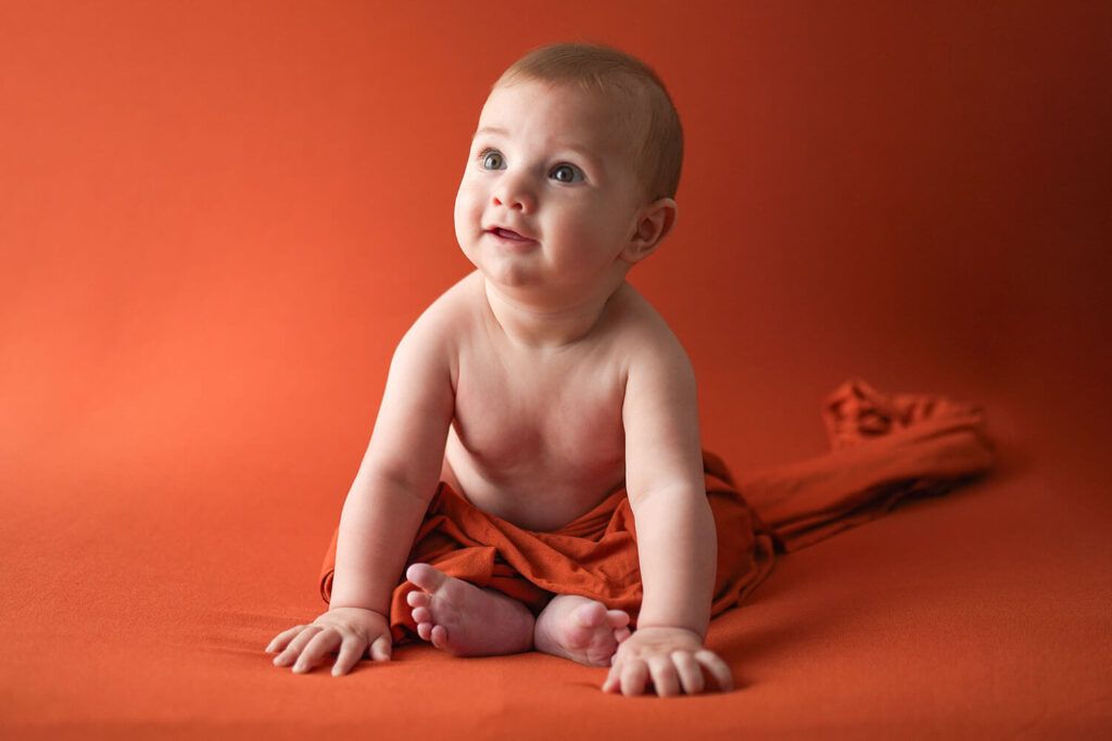 Bebé de seis meses sentado durante su sesión de fotos