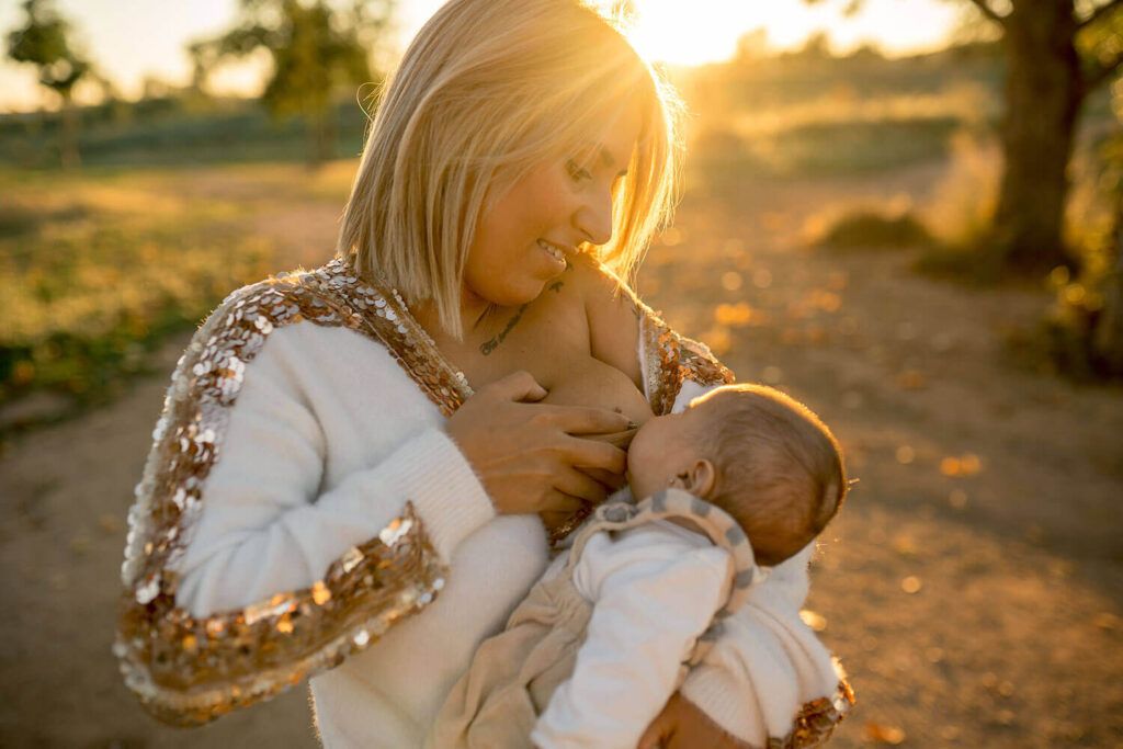 Madre amamantando a su bebé en una sesión de lactancia