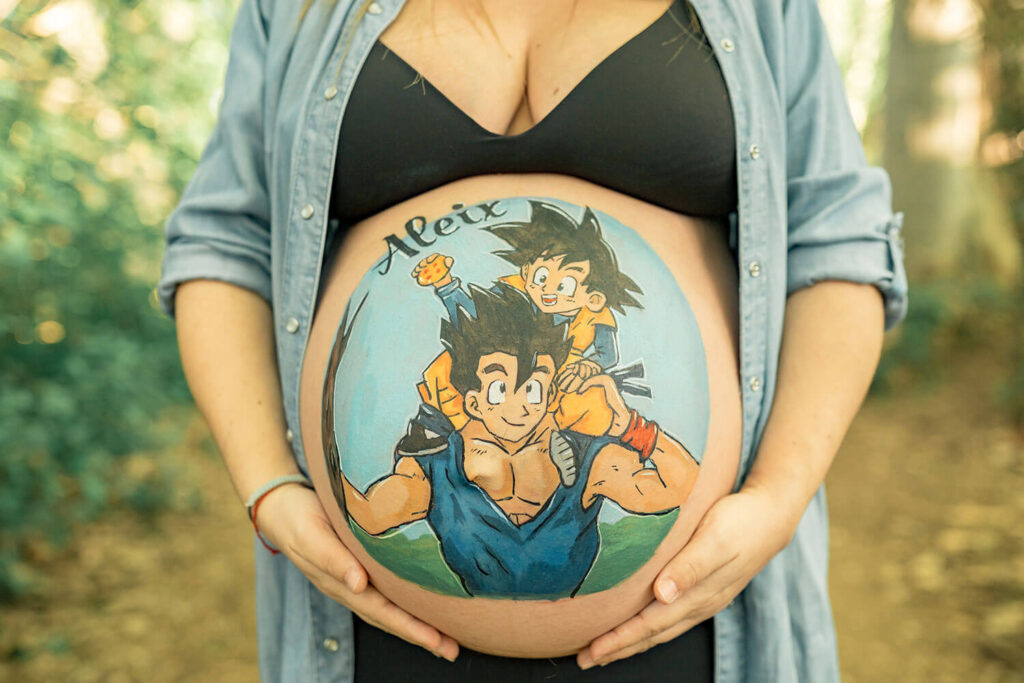 Barriga de embarazada pintada en una sesión de belly painting