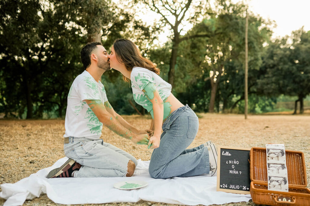 Pareja emocionada al descubrir el sexo del bebé en una sesión gender reveal